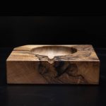 Geometrijska pepeljara od europskog oraha