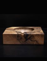 Geometrijska pepeljara od europskog oraha